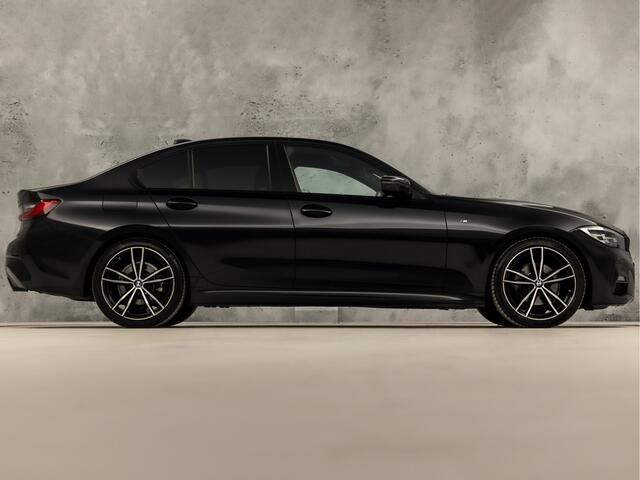 BMW 3-SERIE 320i M Sport 184Pk Automaat (APPLE CARPLAY, M PAKKET, LEDER/ALCANTARA, STOELVERWARMING, SPORTSTOELEN, GETINT GLAS, SFEERVERLICHTING, FLIPPERS, NIEUWE APK, NIEUWSTAAT)