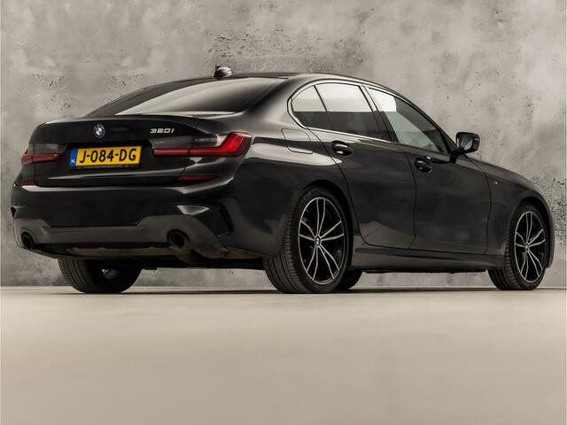 BMW 3-SERIE 320i M Sport 184Pk Automaat (APPLE CARPLAY, M PAKKET, LEDER/ALCANTARA, STOELVERWARMING, SPORTSTOELEN, GETINT GLAS, SFEERVERLICHTING, FLIPPERS, NIEUWE APK, NIEUWSTAAT)