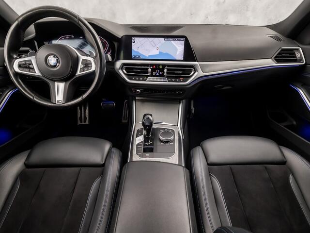 BMW 3-SERIE 320i M Sport 184Pk Automaat (APPLE CARPLAY, M PAKKET, LEDER/ALCANTARA, STOELVERWARMING, SPORTSTOELEN, GETINT GLAS, SFEERVERLICHTING, FLIPPERS, NIEUWE APK, NIEUWSTAAT)