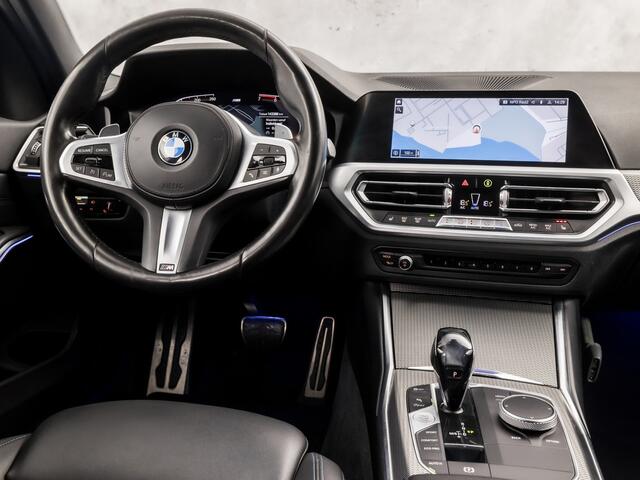 BMW 3-SERIE 320i M Sport 184Pk Automaat (APPLE CARPLAY, M PAKKET, LEDER/ALCANTARA, STOELVERWARMING, SPORTSTOELEN, GETINT GLAS, SFEERVERLICHTING, FLIPPERS, NIEUWE APK, NIEUWSTAAT)