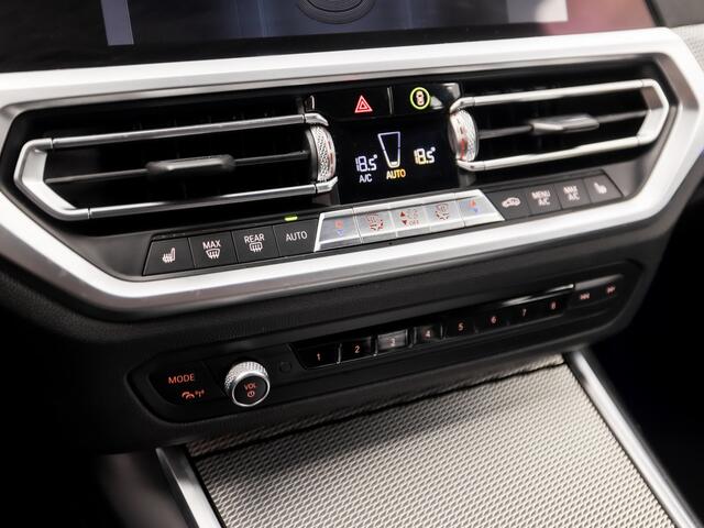 BMW 3-SERIE 320i M Sport 184Pk Automaat (APPLE CARPLAY, M PAKKET, LEDER/ALCANTARA, STOELVERWARMING, SPORTSTOELEN, GETINT GLAS, SFEERVERLICHTING, FLIPPERS, NIEUWE APK, NIEUWSTAAT)