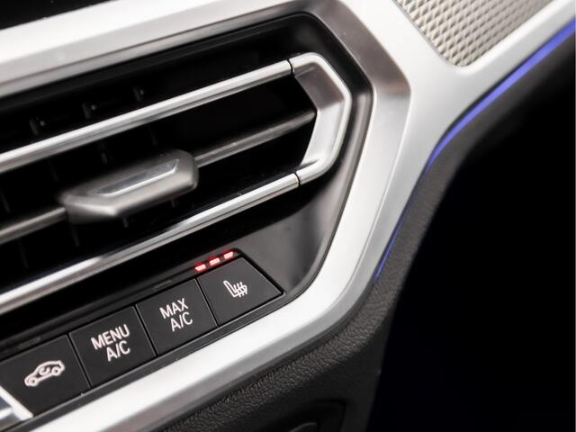 BMW 3-SERIE 320i M Sport 184Pk Automaat (APPLE CARPLAY, M PAKKET, LEDER/ALCANTARA, STOELVERWARMING, SPORTSTOELEN, GETINT GLAS, SFEERVERLICHTING, FLIPPERS, NIEUWE APK, NIEUWSTAAT)