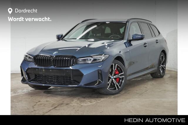 BMW 3-SERIE Touring 330e M-Sport | Panorama | Trekhaak | Harman Kardon | Stoelen met Memory | Privacy Glass | M Adaptief onderstel