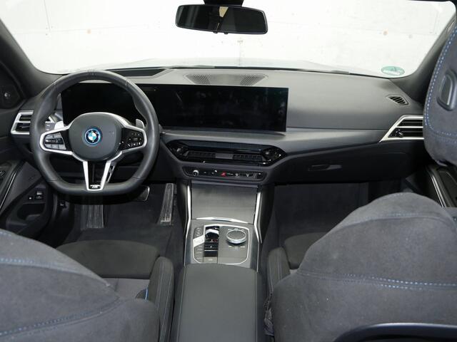 BMW 3-SERIE Touring 330e M-Sport | Panorama | Trekhaak | Harman Kardon | Stoelen met Memory | Privacy Glass | M Adaptief onderstel