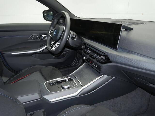 BMW 3-SERIE Touring 330e M-Sport | Panorama | Trekhaak | Harman Kardon | Stoelen met Memory | Privacy Glass | M Adaptief onderstel
