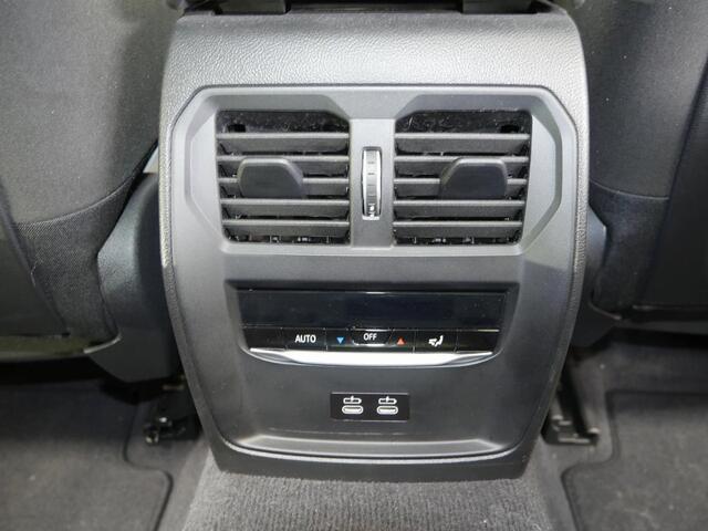 BMW 3-SERIE Touring 330e M-Sport | Panorama | Trekhaak | Harman Kardon | Stoelen met Memory | Privacy Glass | M Adaptief onderstel