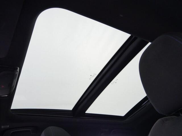 BMW 3-SERIE Touring 330e M-Sport | Panorama | Trekhaak | Harman Kardon | Stoelen met Memory | Privacy Glass | M Adaptief onderstel