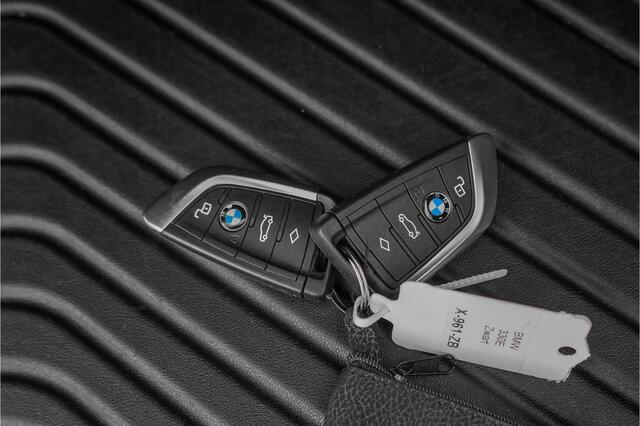 BMW 3-SERIE Touring 330e M-Sport Pano ACC Trekhaak Memory 19"
