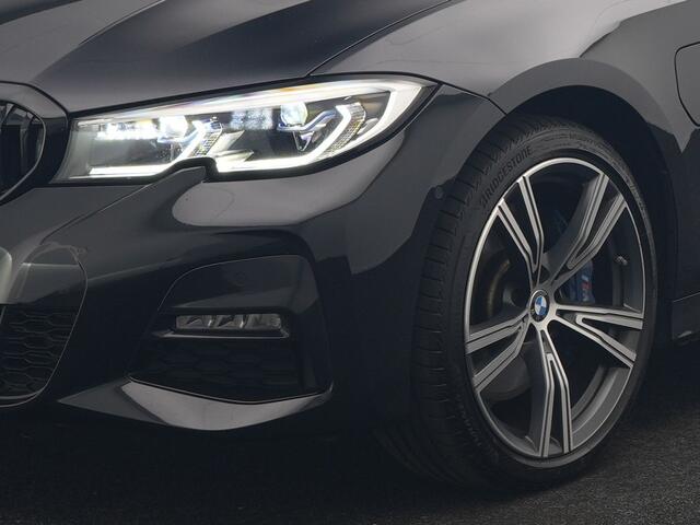 BMW 3-SERIE Touring 330e M Sport PHEV 293pk Dealer O.H. | Trekhaak Af Fabriek | Adaptive Cruise | Head Up | 360 Camera | Adaptief Onderstel | Alcantara Sportstoelen & Stuur Verwarmd | Laser LED | Sfeerverlichting | Keyless | Blis | Apple Carplay | Plug In Hybrid |