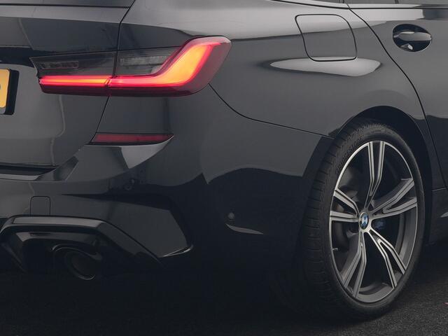 BMW 3-SERIE Touring 330e M Sport PHEV 293pk Dealer O.H. | Trekhaak Af Fabriek | Adaptive Cruise | Head Up | 360 Camera | Adaptief Onderstel | Alcantara Sportstoelen & Stuur Verwarmd | Laser LED | Sfeerverlichting | Keyless | Blis | Apple Carplay | Plug In Hybrid |