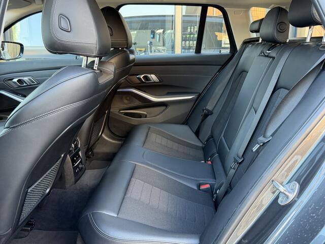 BMW 3-SERIE Touring 330i | Driving assistant | Sfeer-verlichting | 19 inch | Sport-s