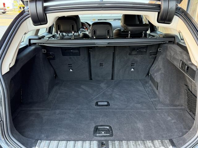 BMW 3-SERIE Touring 330i | Driving assistant | Sfeer-verlichting | 19 inch | Sport-s