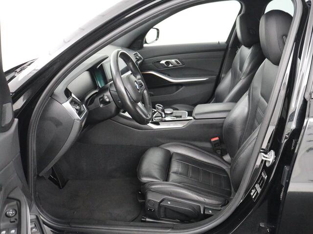 BMW 3-SERIE Touring 320i Executive Edition | Carplay | Digital cockpit | Parkeersensoren | Bluetooth | Elektrische achterklep | Automaat | LM | DAB | Sfeerverlichting | Leer