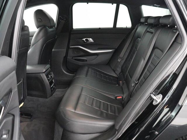 BMW 3-SERIE Touring 320i Executive Edition | Carplay | Digital cockpit | Parkeersensoren | Bluetooth | Elektrische achterklep | Automaat | LM | DAB | Sfeerverlichting | Leer