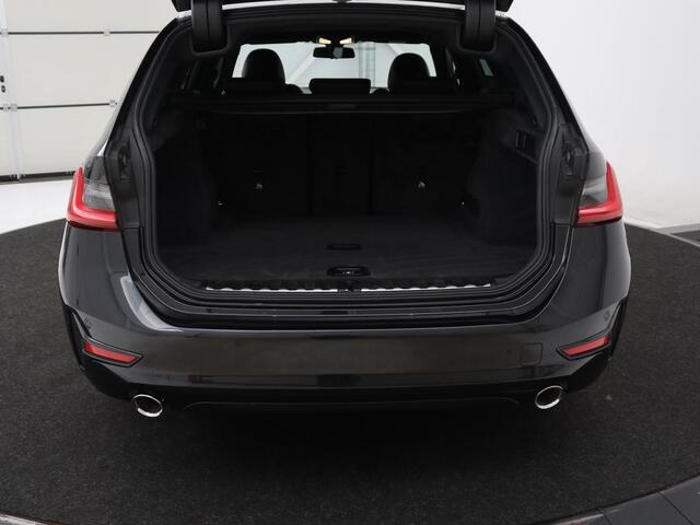 BMW 3-SERIE Touring 320i Executive Edition | Carplay | Digital cockpit | Parkeersensoren | Bluetooth | Elektrische achterklep | Automaat | LM | DAB | Sfeerverlichting | Leer