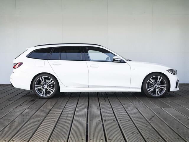BMW 3-SERIE Touring 320i | M Sportpakket | 19 inch | Comfort Access | Sportstoelen | Driving Assistant | Trekhaak | Getint glas
