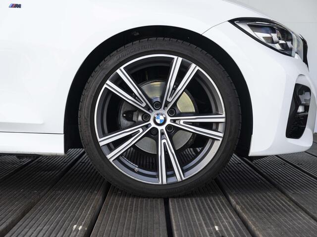 BMW 3-SERIE Touring 320i | M Sportpakket | 19 inch | Comfort Access | Sportstoelen | Driving Assistant | Trekhaak | Getint glas
