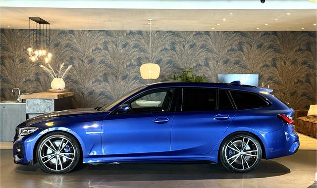 BMW 3-SERIE Touring 330i High Exe I M-Pakket I Pano I 19"