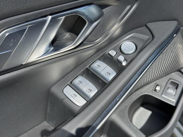 BMW 3-SERIE 330e | M-Sport Pro | 19'' | S/k-dak | Park. Plus | ACC | Comf. Acc. | Head-Up | Driv. Ass. | Adapt. LED | HiFi | Getint glas | Stuur + stoelverw.