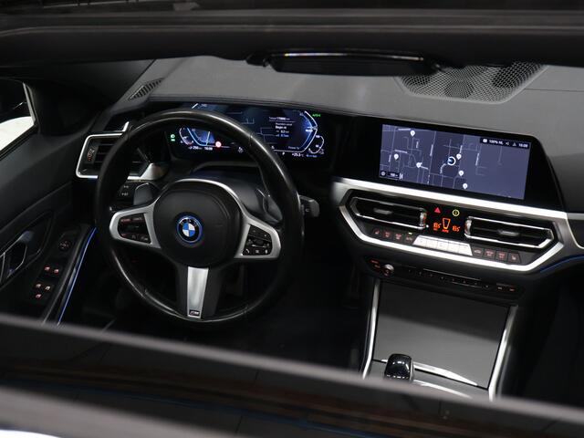 BMW 3-SERIE Touring 330e xDrive M Sport [SCHUIFKANTELDAK, CAMERA, APPLE CARPLAY, TREKHAAK, ANDROID, STOELVERWARMING, PDC V+A, CRUISE, CLIMATE 3-ZONE, LASERLICHT, HIFI AUDIO, COMFORT ACCESS, DIGITAL DASH, ELEKTRISCHE ACHTERKLEP, NIE