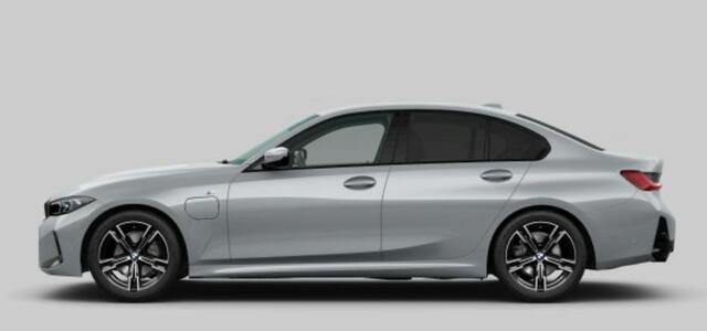 BMW 3-SERIE 330e M Sport Edition Active Cruise Control - Elektrisch verstelbare/verwarmde voorstoelen - Head up - Sportstoelen - Parking Assistant Plus - Extra getint glas - Comfort Access - Elektrische achterklep -