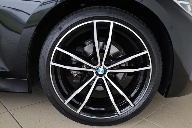 BMW 3-SERIE Touring 318i High Executive | M sportpakket | Parking Pack | Glazen panoramadak | Parking Assistant | Lentevoordeel