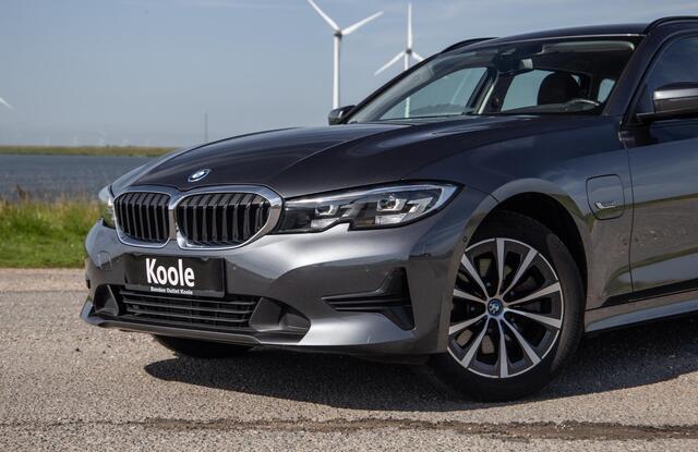 BMW 3-SERIE Touring 320e LED / DEALER ONDERHOUDEN / STOELVERWARMING / CAMERA / CARPLAY