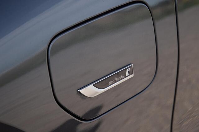 BMW 3-SERIE Touring 320e LED / DEALER ONDERHOUDEN / STOELVERWARMING / CAMERA / CARPLAY