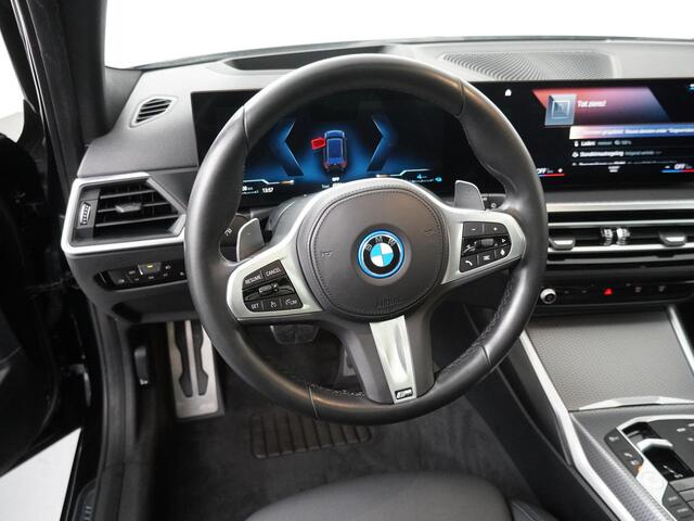 BMW 3-SERIE Touring 330e xDrive M sportpakket | Head up | Elektrische Stoelen | Panorama dak | Trekhaak