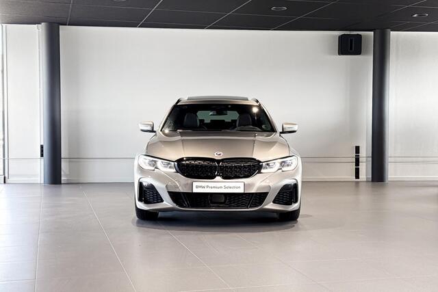 BMW 3-SERIE Touring M340i xDrive | Glazen Panoramadak | Harman Kardon | Stoelverwarming | Head-Up Display | Trekhaak |