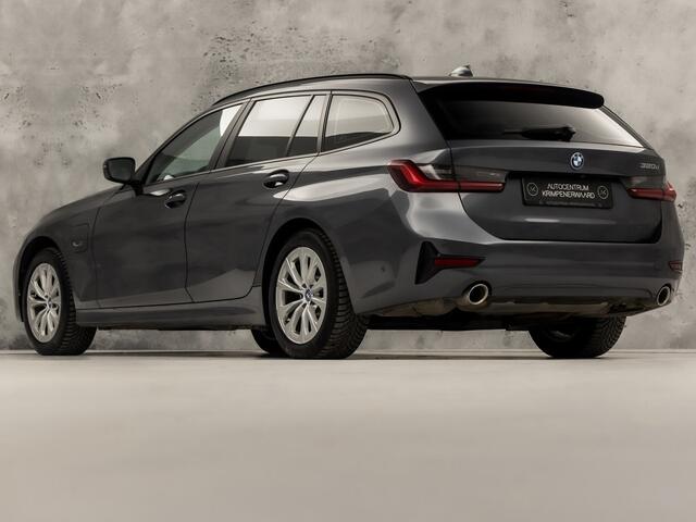 BMW 3-SERIE Touring 320e High Executive 204Pk Automaat (APPLE CARPLAY, DEALER ONDERHOUDEN, GROOT NAVI, CAMERA, LEDER, SPORTSTOELEN, GETINT GLAS, ELEK ACHTERKLEP, NIEUWSTAAT)