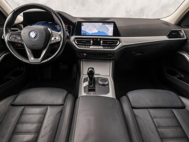 BMW 3-SERIE Touring 320e High Executive 204Pk Automaat (APPLE CARPLAY, DEALER ONDERHOUDEN, GROOT NAVI, CAMERA, LEDER, SPORTSTOELEN, GETINT GLAS, ELEK ACHTERKLEP, NIEUWSTAAT)