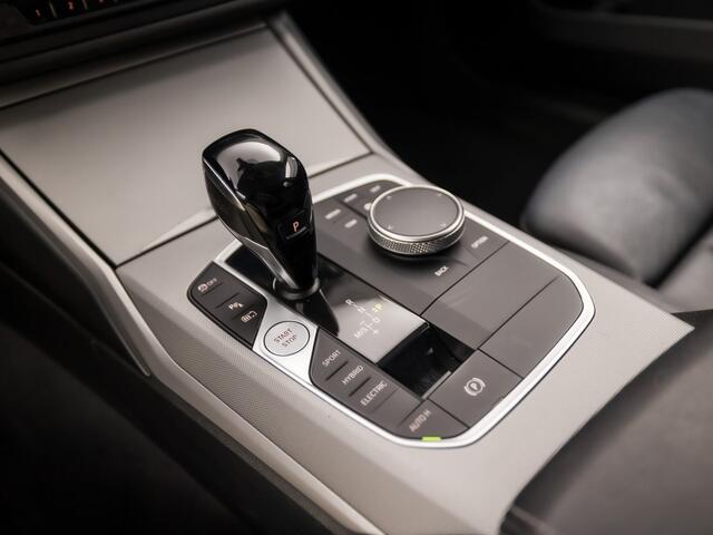 BMW 3-SERIE Touring 320e High Executive 204Pk Automaat (APPLE CARPLAY, DEALER ONDERHOUDEN, GROOT NAVI, CAMERA, LEDER, SPORTSTOELEN, GETINT GLAS, ELEK ACHTERKLEP, NIEUWSTAAT)