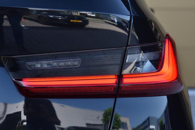 BMW 3-SERIE Touring 320i Edition Plus * M-Pakket * Trekhaak * Hifi * Leder * Privacy Glas *