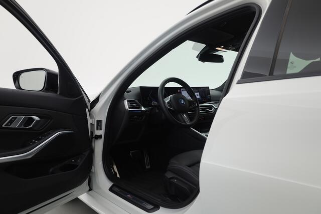 BMW 3-SERIE 330e M-Sport | Rijklaar! | Widescreen | ShadowLine | HUD | Dodehoek | Leder | Stuur-Stoelverw. | Nav+App.Connect | Sfeerverl. | Elek. Klep | LED | Rijmodus | Cruise V