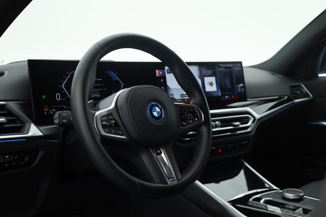 BMW 3-SERIE 330e M-Sport | Rijklaar! | Widescreen | ShadowLine | HUD | Dodehoek | Leder | Stuur-Stoelverw. | Nav+App.Connect | Sfeerverl. | Elek. Klep | LED | Rijmodus | Cruise V