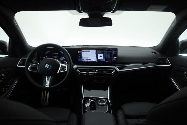 BMW 3-SERIE 330e M-Sport | Rijklaar! | Widescreen | ShadowLine | HUD | Dodehoek | Leder | Stuur-Stoelverw. | Nav+App.Connect | Sfeerverl. | Elek. Klep | LED | Rijmodus | Cruise V