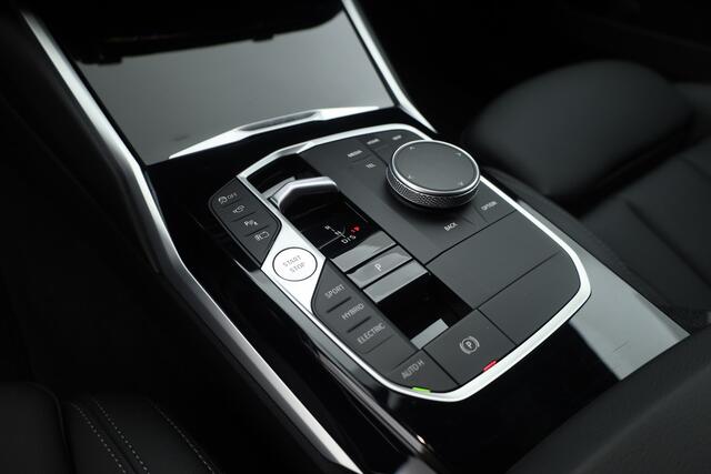 BMW 3-SERIE 330e M-Sport | Rijklaar! | Widescreen | ShadowLine | HUD | Dodehoek | Leder | Stuur-Stoelverw. | Nav+App.Connect | Sfeerverl. | Elek. Klep | LED | Rijmodus | Cruise V