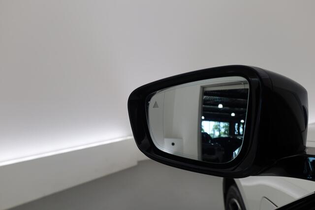 BMW 3-SERIE 330e M-Sport | Rijklaar! | Widescreen | ShadowLine | HUD | Dodehoek | Leder | Stuur-Stoelverw. | Nav+App.Connect | Sfeerverl. | Elek. Klep | LED | Rijmodus | Cruise V