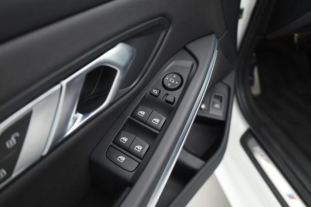 BMW 3-SERIE 330e M-Sport | Rijklaar! | Widescreen | ShadowLine | HUD | Dodehoek | Leder | Stuur-Stoelverw. | Nav+App.Connect | Sfeerverl. | Elek. Klep | LED | Rijmodus | Cruise V