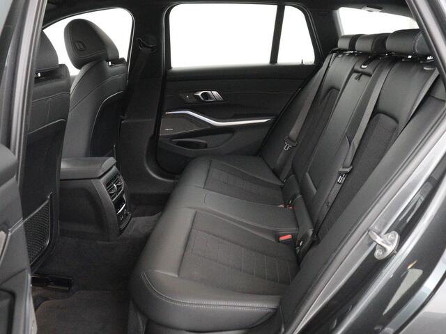 BMW 3-SERIE 320i Executive Edition | Sport Line | Trekhaak | Harman/Kardon | Sfeerverlichting | Carplay | Half leder | Live Cockpit | Parkeerhulp | Navigatie | Climate control | Full LED | Bluetooth | Cruise control