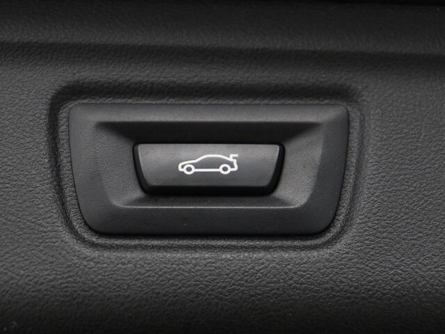 BMW 3-SERIE 320i Executive Edition | Sport Line | Trekhaak | Harman/Kardon | Sfeerverlichting | Carplay | Half leder | Live Cockpit | Parkeerhulp | Navigatie | Climate control | Full LED | Bluetooth | Cruise control