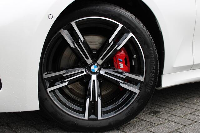 BMW 3-SERIE Touring 330i xDrive Innovation pack / M Sport PRO Automaat / Panoramadak / Trekhaak / Sportstoelen / Comfort Access / Adaptieve LED / Parking Assistant Plus