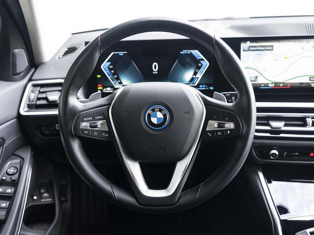 BMW 3-SERIE Touring 320e | Entertainment Pack | Comfort Pack | 17 inch | Comfort Access | Elektrisch verstelbare stoelen | Sportstoelen | HiFi | Stoelverwarming