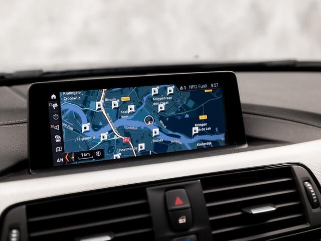 BMW 3-SERIE Touring 318i M Sport Automaat (GROOT NAVI, M PAKKET, BLACK PACK, VIRTUAL COCKPIT, GETINT GLAS, LEDER, SPORTSTOELEN, STOELVERWARMING, PARKEERSENSOREN, NIEUWSTAAT)