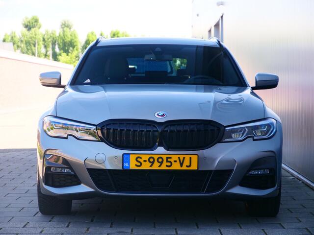 BMW 3-SERIE Touring 330e xDrive High Executive 292 Pk Automaat Navi / DAB / Apple Carplay / Leer / M-pakket / Pano-dak
