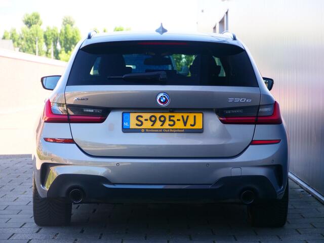 BMW 3-SERIE Touring 330e xDrive High Executive 292 Pk Automaat Navi / DAB / Apple Carplay / Leer / M-pakket / Pano-dak