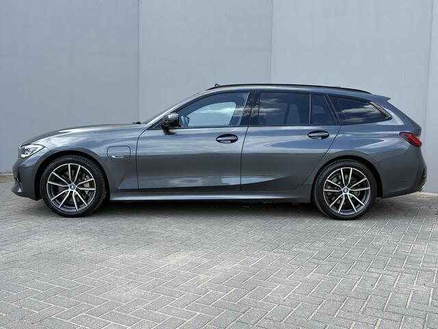 BMW 3-SERIE Touring 330e High Executive / Sport Line / Safety-Pack / Comfort Access pakket / Stoelverwarming / Elektrische achterklep / Elektrisch schuif-/kanteldak /
