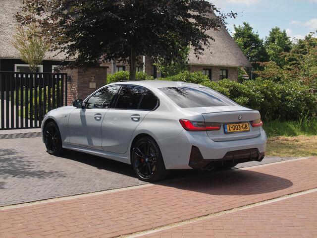 BMW 3-SERIE 330e | Iconic Glow Nieren | M-Pakket | Panoramadak | Trekhaak | 360 Camera | Sfeerverlichting | Harman Kardon |