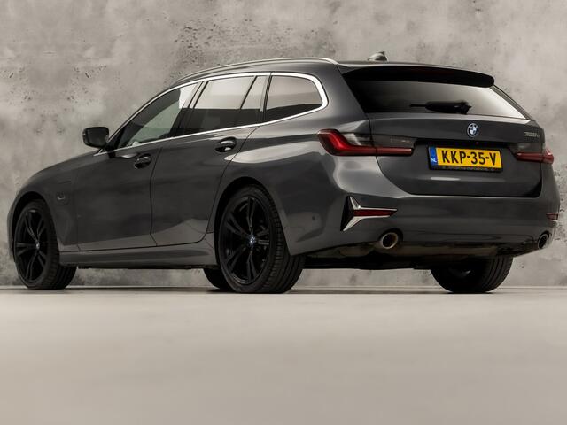 BMW 3-SERIE 320e Sport 204Pk Automaat (APPLE CARPLAY, GROOT NAVI, DEALER ONDERHOUDEN, BRUIN LEDER, GETINT GLAS, CAMERA, ELEK ACHTERKLEP, SPORTSTOELEN, STOELVERWARMING, TREKHAAK, ADAPTIVE CRUISE, NIEUWSTAAT)